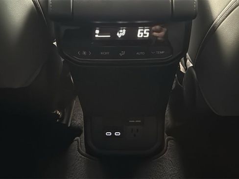 Used 2023 Toyota Highlander Bronze Edition image 17