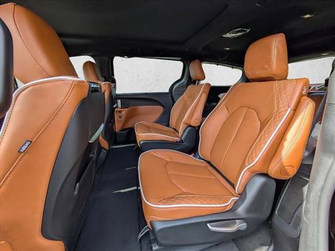 New 2026 Chrysler Pacifica Pinnacle image 18