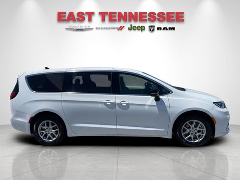 Used 2024 Chrysler Pacifica Touring-L FWD image 2