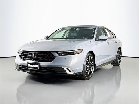 Used 2023 Honda Accord Touring image 3