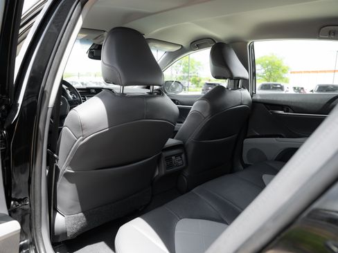 Used 2018 Toyota Camry XLE FWD image 24
