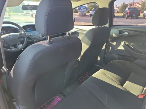 Used 2018 Ford Focus SE w/ SE Appearance Package FWD image 12