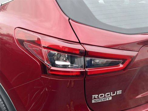 Used 2022 Nissan Rogue Sport S image 11