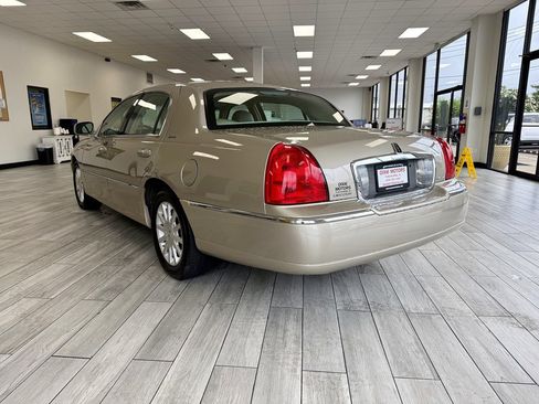 Used 2006 Lincoln Town Car Signature RWD image 7