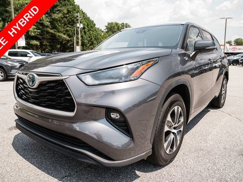 Used 2022 Toyota Highlander XLE FWD image 3