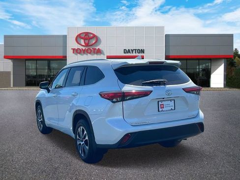 Used 2022 Toyota Highlander XLE AWD/4WD image 4