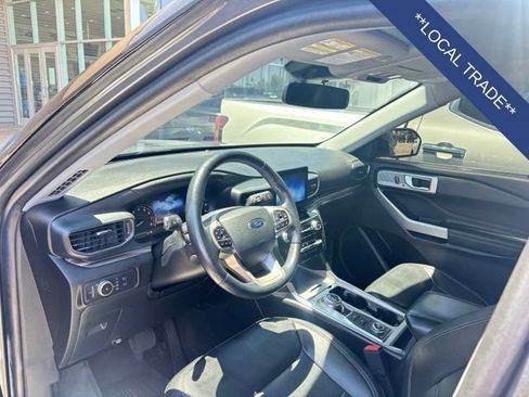Used 2022 Ford Explorer Limited w/ Equipment Group 301A AWD/4WD image 2