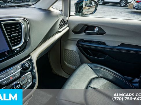 Used 2024 Chrysler Pacifica Touring-L image 46