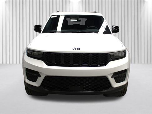 New 2025 Jeep Grand Cherokee Altitude image 40