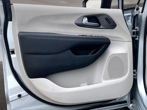 Used 2024 Chrysler Pacifica Touring-L image 20