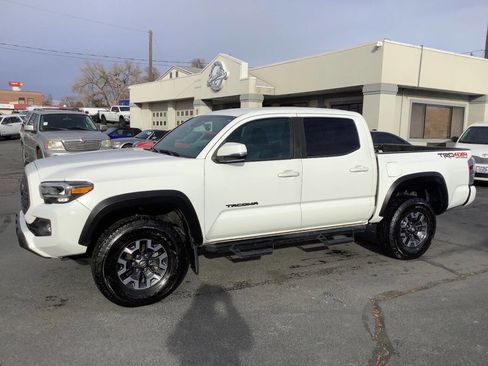 Used 2022 Toyota Tacoma TRD Off-Road image 2