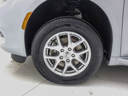 Used 2023 Chrysler Voyager LX image 32