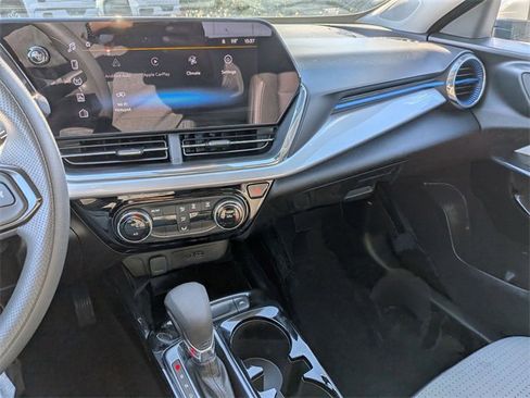 Used 2025 Chevrolet Trax LT image 23