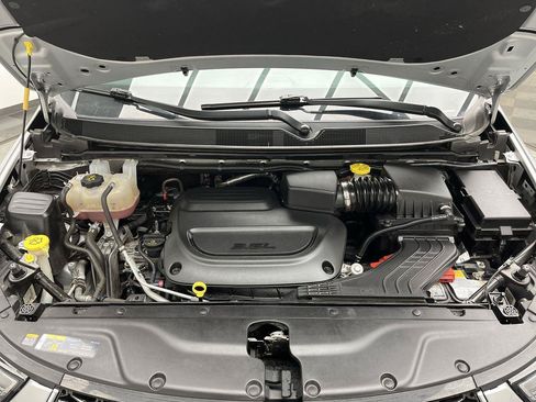 Used 2024 Chrysler Pacifica Touring-L FWD image 27
