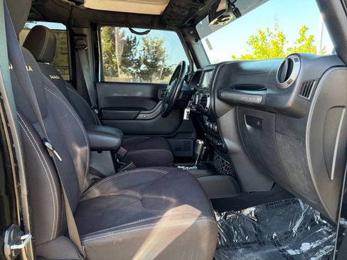 Used 2014 Jeep Wrangler Unlimited Sahara w/ Connectivity Group AWD/4WD image 35