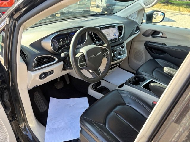 Used 2023 Chrysler Pacifica Touring-L FWD image 38