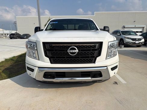 Used 2024 Nissan Titan SV w/ SV Convenience Package RWD image 2