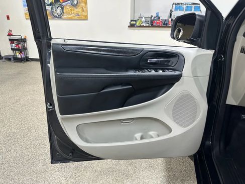 Used 2018 Dodge Grand Caravan SE w/ UConnect Hands-Free Group image 15