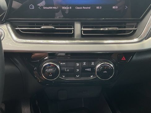 Used 2025 Chevrolet Trax LT w/ LT Convenience Package FWD image 21