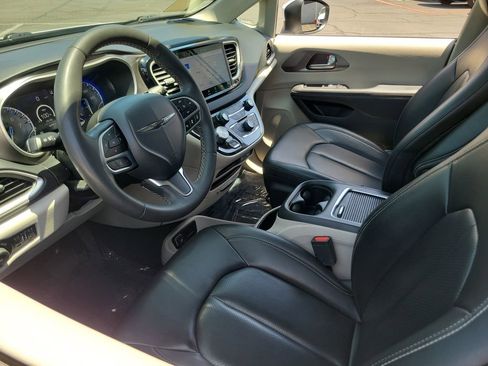 Used 2023 Chrysler Pacifica Touring-L FWD image 3