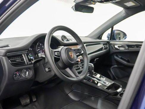 Certified 2025 Porsche Macan image 4