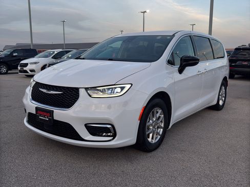 Used 2024 Chrysler Pacifica Touring-L FWD image 2