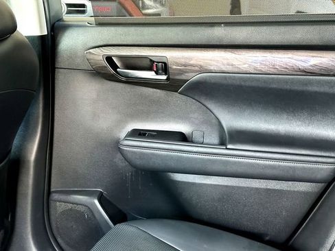 Used 2023 Toyota Highlander Limited AWD/4WD image 22
