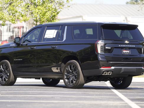 New 2026 Chevrolet Suburban High Country AWD/4WD image 3