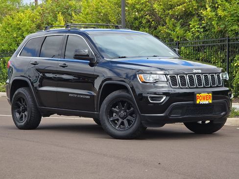 Used 2018 Jeep Grand Cherokee Laredo AWD/4WD image 2