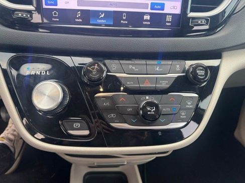 Used 2023 Chrysler Pacifica Touring-L FWD image 20