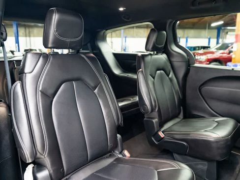 Used 2025 Chrysler Pacifica Select FWD image 30