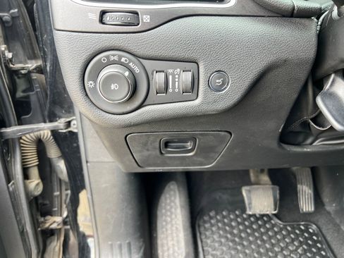 Used 2020 Jeep Cherokee Trailhawk w/ Comfort/Convenience Group AWD/4WD image 19