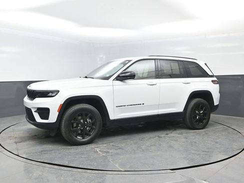 Used 2024 Jeep Grand Cherokee Altitude image 4