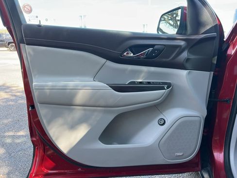 Used 2023 GMC Acadia SLT image 21