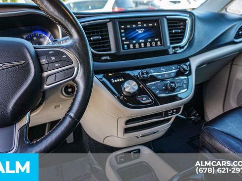 Used 2019 Chrysler Pacifica Touring-L FWD image 37