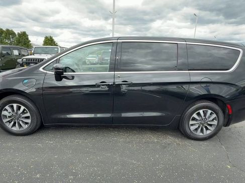 Used 2024 Chrysler Pacifica Limited FWD image 5