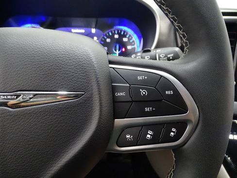 Used 2024 Chrysler Pacifica Touring-L image 27