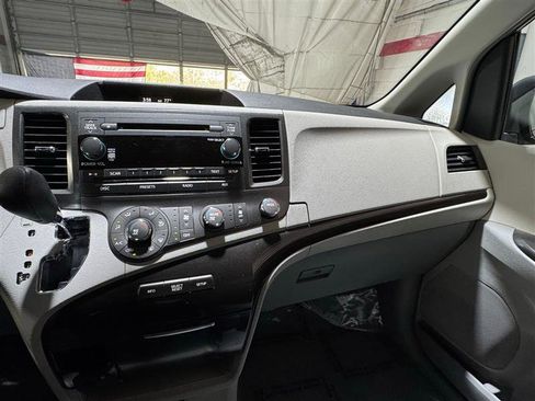 Used 2011 Toyota Sienna LE w/ Towing Pkg image 19