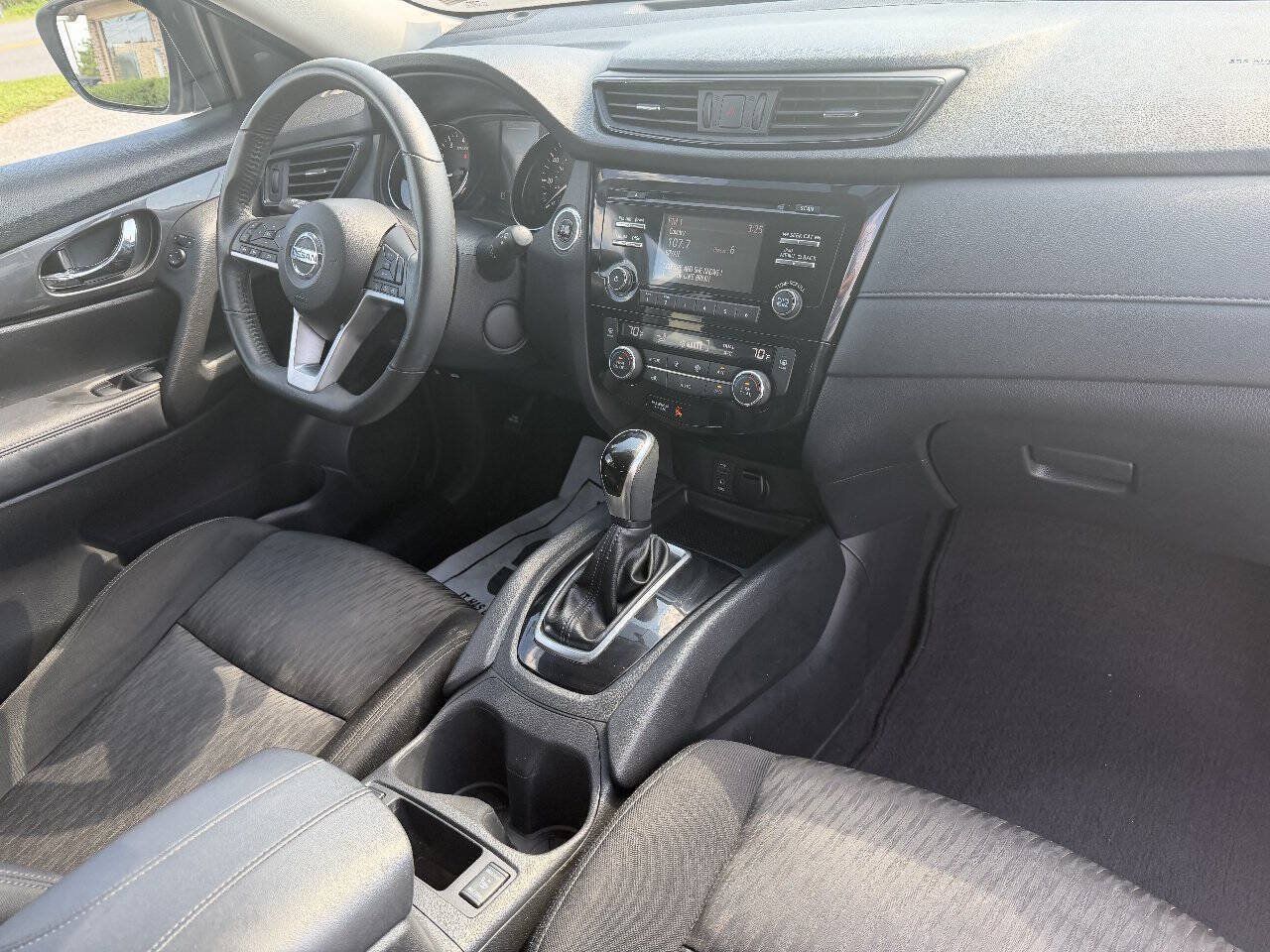 Used 2017 Nissan Rogue SV AWD/4WD image 25