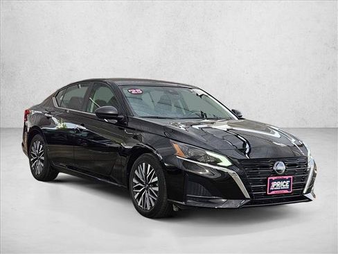 Used 2025 Nissan Altima 2.5 SV FWD image 3