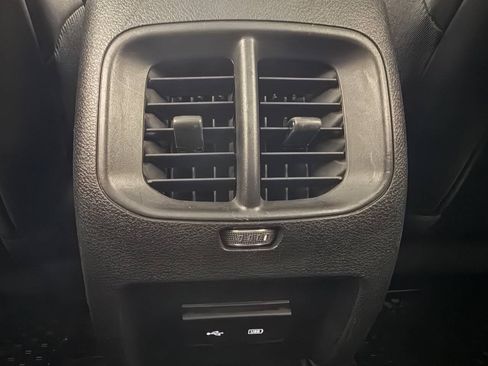 Used 2019 Jeep Cherokee Latitude Plus w/ Cold Weather Group AWD/4WD image 33