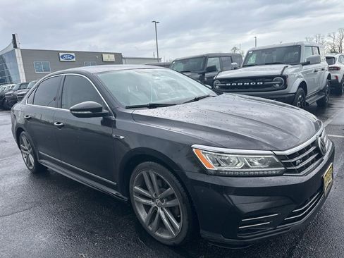 Used 2017 Volkswagen Passat 1.8T R-Line w/ R-Line Lighting Package image 2