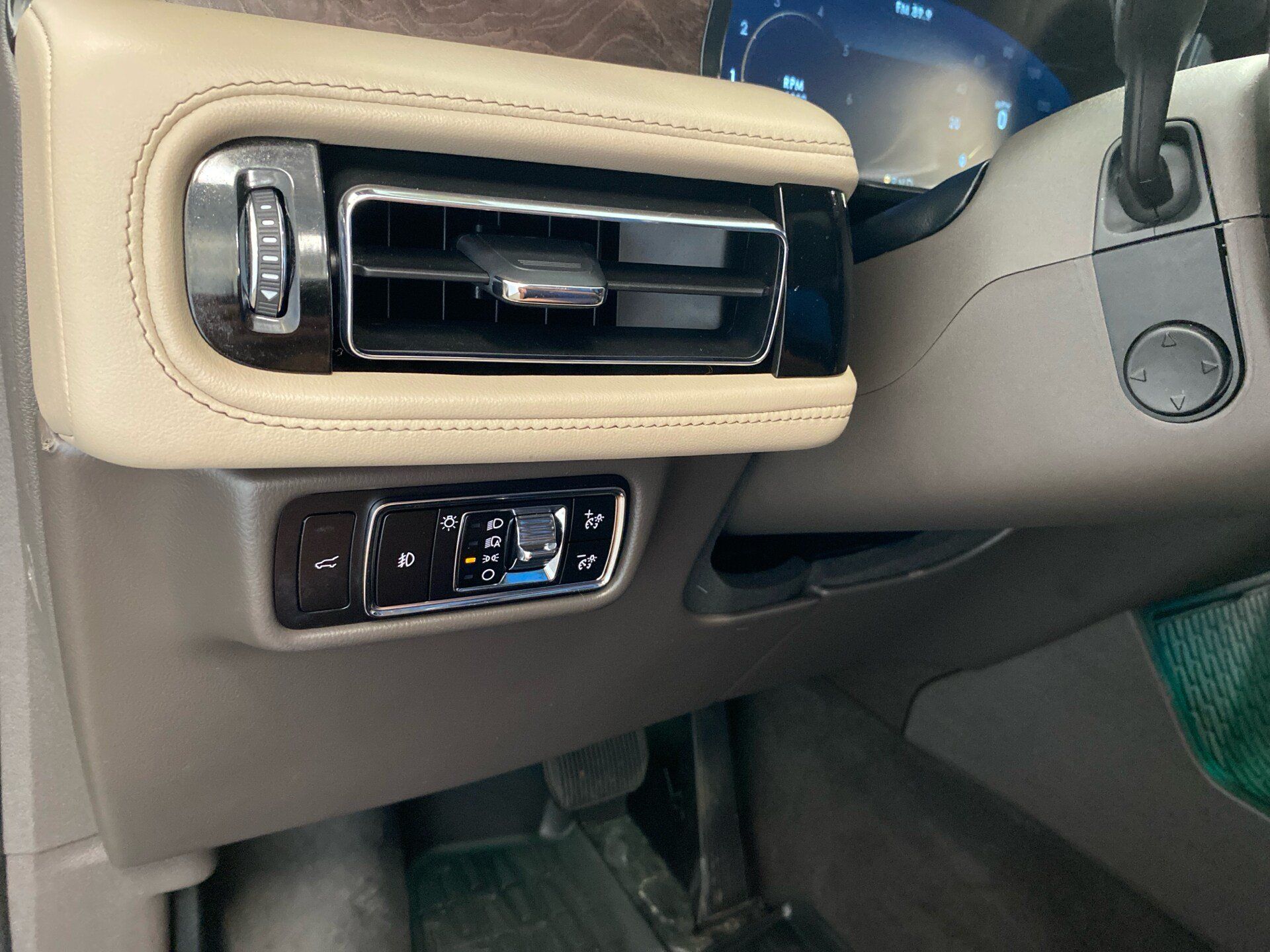 Used 2023 Lincoln Aviator Reserve w/ Equipment Group 201A AWD/4WD image 14