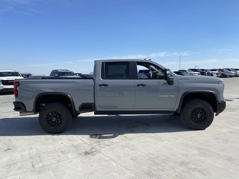Used 2025 Chevrolet Silverado 2500 ZR2 w/ Technology Package image 3