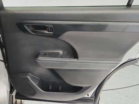 Used 2022 Toyota Highlander LE FWD image 25