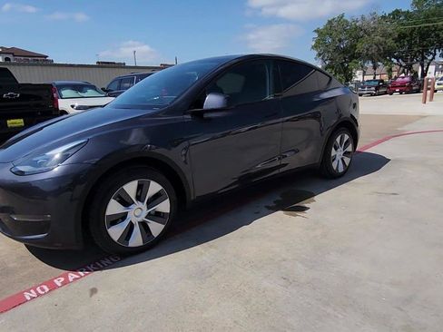 Used 2024 Tesla Model Y Long Range AWD/4WD image 4
