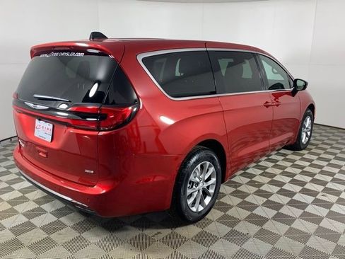 New 2026 Chrysler Pacifica Select image 4