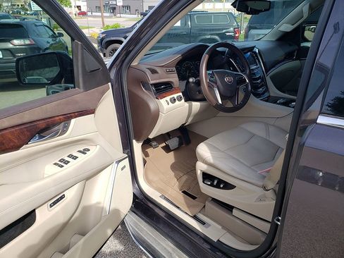Used 2015 Cadillac Escalade Luxury AWD/4WD image 9