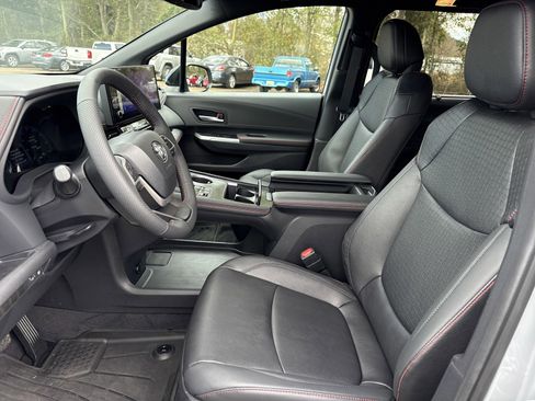 Used 2025 Toyota Sienna XSE image 11