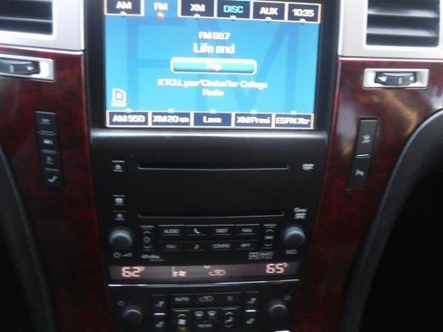 Used 2011 Cadillac Escalade Luxury image 36